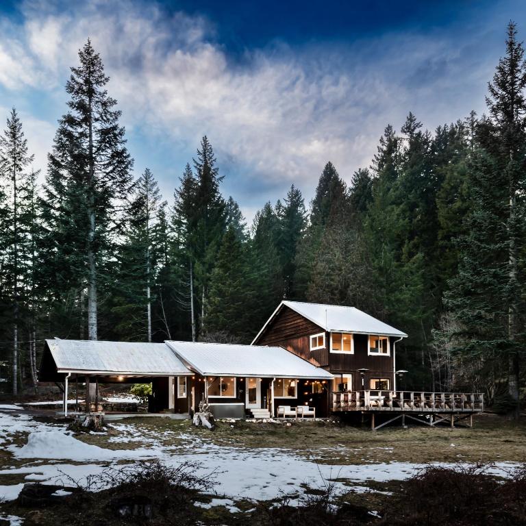 Waterfront Cabin at White Pass and Mount Rainier National Park